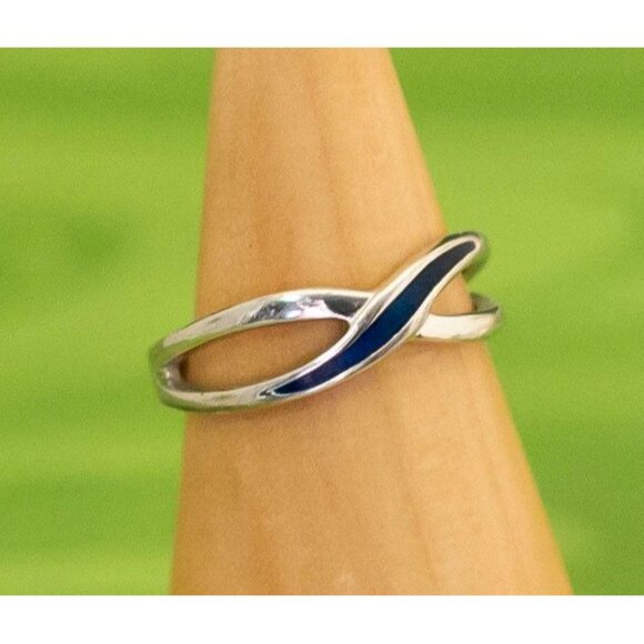 Vintage Infinity Shaped Silver Tone Ring Size 5 by Avon - W9 - Picture 2 of 3